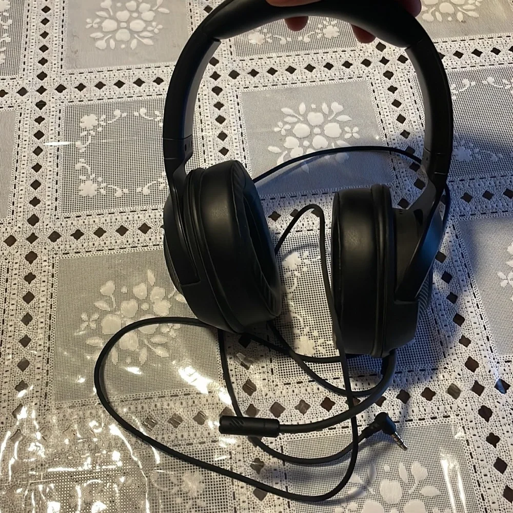 Black Razer headset/ microphone